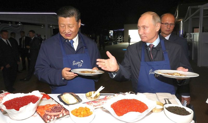 Президент России Владимир Путин и председатель КНР Си Цзиньпин посетили выставку «Улица Дальнего Востока».