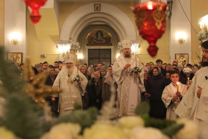 Митрополиты Владимир (справа) и Вениамин совершили вместе литургию на Рождество Христово