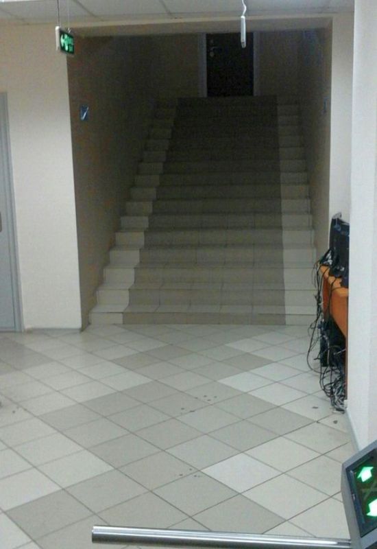 Вход в Ванинский районный суд. Добиваемся установки хотя бы перил на этой «лестнице к правосудию» уже более 10 лет... Фото сделано 29 октября 2019 г.