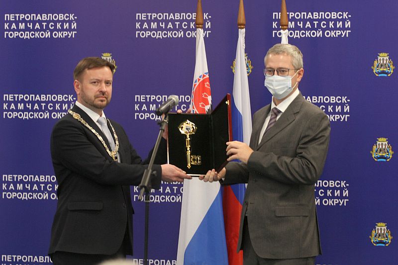 Врио губернатора Владимир Солодов передал Константину Брызгину (слева) символический ключ от города и должностной знак главы Петропавловска-Камчатского