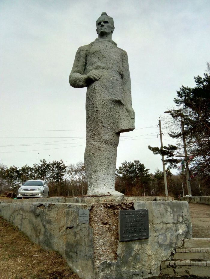 Этот памятник воздвигли в городе Арсеньеве на сопке Увальной, с которой открывается вид на Арсеньев, в 1972 году - к 100-летию путешественника и ученого, давшего городу имя (до 1952 года Арсеньев был селом, впоследствии - рабочим поселком Семёновкой).