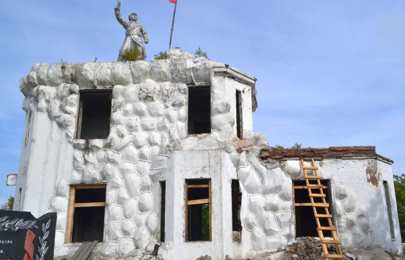 Началась реставрация Волочаевского мемориала