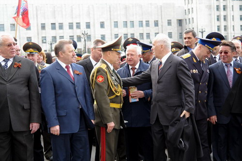 Сегодня они (вместе) в одном ряду: губернатор Вячеслав Шпорт  (слева) и мэр Александр Соколов (справа). Фото Олега Визгалина