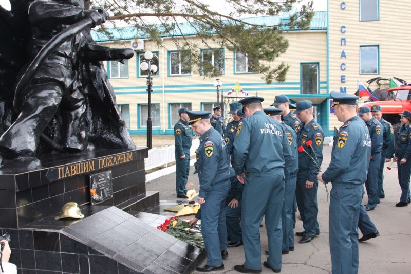 В Комсомольске-на-Амуре открыли мемориальную доску погибшему пожарному