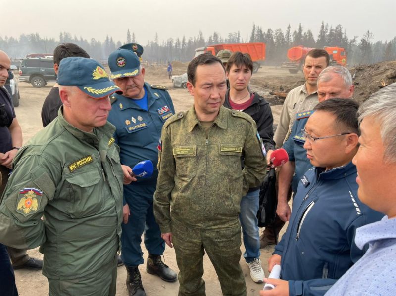 Министр МЧС России и Глава Якутии совершили облет пожаров на территории Горного района