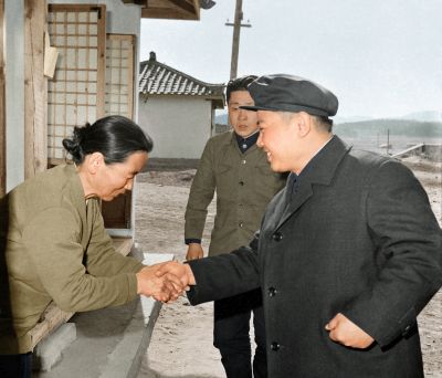 Ким Чен Ир в благоустроенном жилом доме в селе. Март 1975 г.