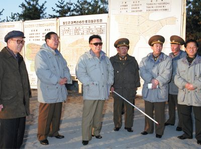 Ким Чен Ир руководит на месте планировкой полей. Март 1999 г.