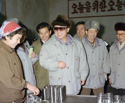 Ким Чен Ир беседует с труженицей. Январь 2000 г.