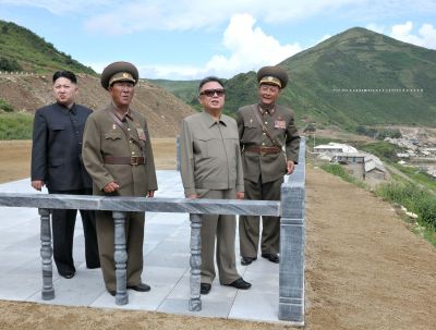 Ким Чен Ир и Ким Чен Ын на стройке Хичхонской ГЭС. Август 2011 г.