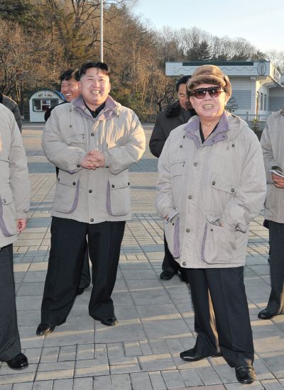 Ким Чен Ир и Ким Чен Ын в городке аттракционов Кэсонского молодежного парка. Декабрь 2011 г.