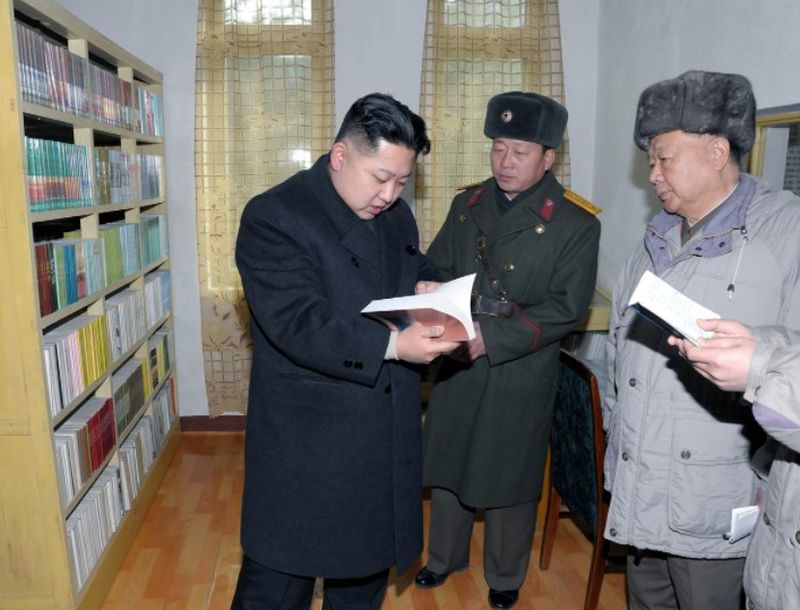 Ким Чен Ын ознакомляется с книгами для военнослужащих. Январь 2012 г.
