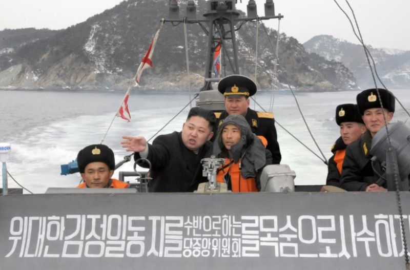 Ким Чен Ын руководит тактической подготовкой моряков. Февраль 2012 г.
