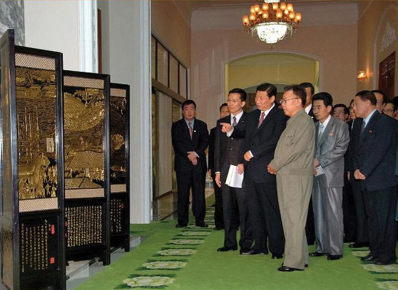 Ким Чен Ир принимает подарок от заместителя Председателя КНР Си Цзиньпина. Июнь 2008 года.