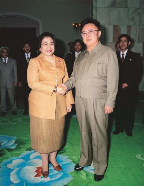 С Президентом Республики Индонезия Мегаватой Сукарнопутри. Март 2002 года.