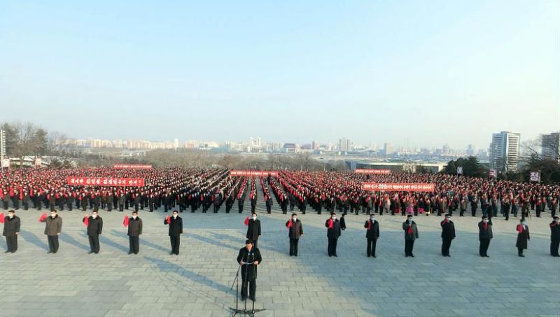 По случаю 80-летия со дня рождения Ким Чен Ира состоялся митинг с клятвой молодежного авангарда.