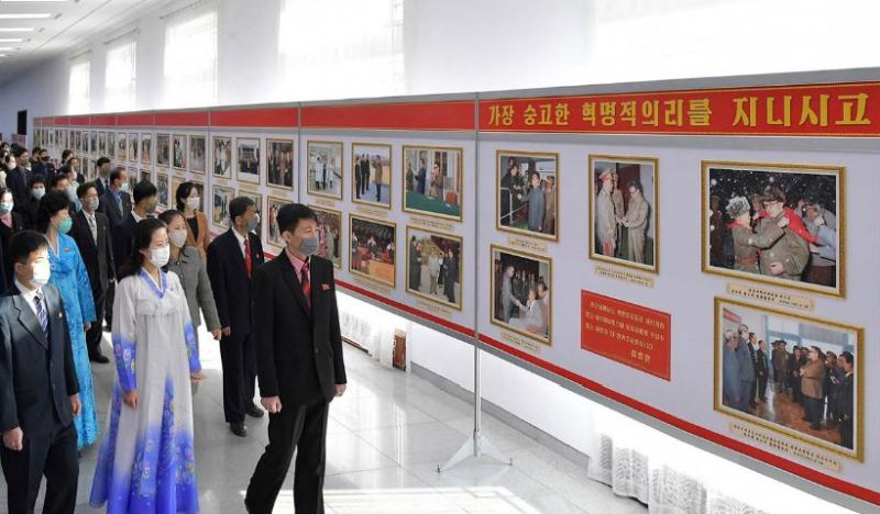 Трудящиеся осматривают Центральную фотовыставку «Во имя богатства и могущества Родины, ее процветания и счастья народа», приуроченную к 80-летнему юбилею великого Ким Чен Ира.