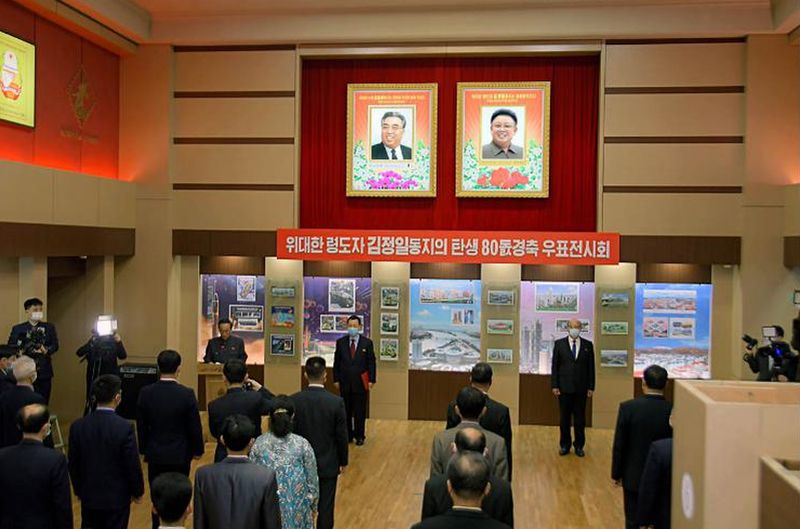 По случаю 80-летнего юбилея Ким Чен Ира проходила выставка почтовых марок.