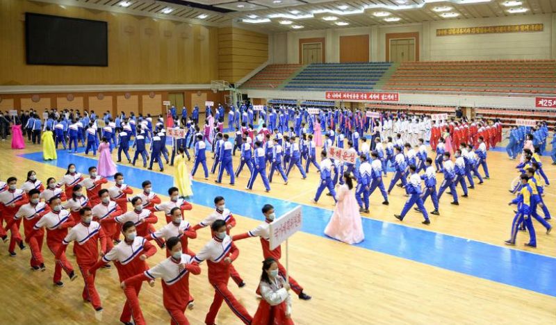 Церемония открытия XXV спортивных соревнований работников центральных учреждений на приз «Пэктусан»,
проходившая в баскетбольном зале на улице Чхончхун.