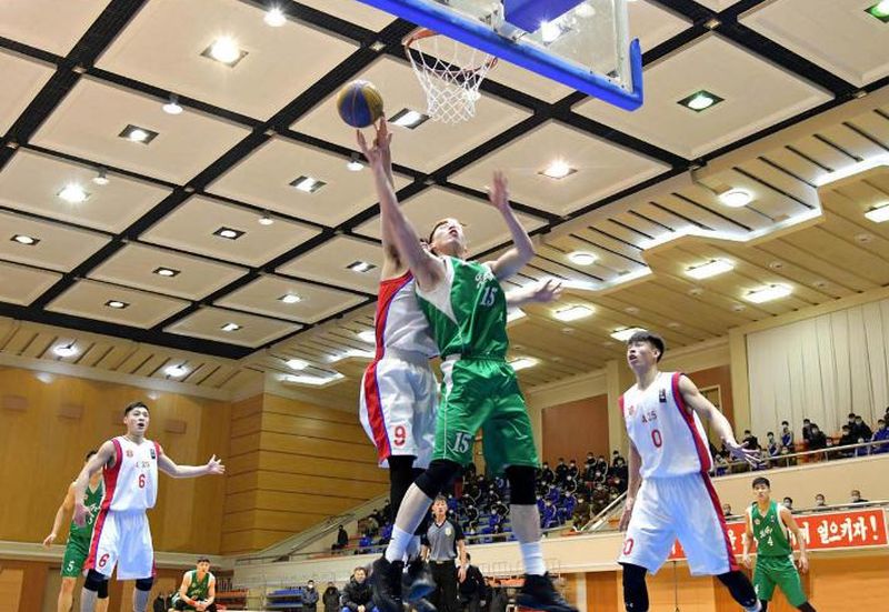 Одна из картин мужского баскетбола спортивных соревнований на приз «Пэктусан», проходившего по случаю Дня Звезды.