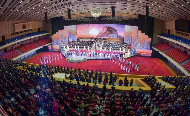 В Пхеньянском дворце спорта проходил большой концерт «Славься, пик Чен Ира!» в честь 80-летнего юбилея великого Ким Чен Ира.