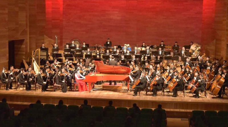 В Театре «Моранбон» дан концерт артистов Государственного симфонического оркестра.