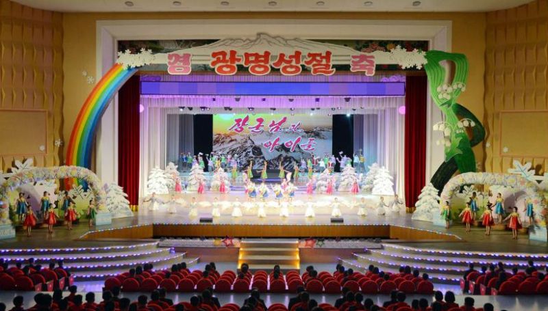 По случаю Дня Звезды прошел сводный концерт членов художественных кружков Мангендэского дворца школьников
и Пхеньянского дворца школьников под названием «Полководец и дети».