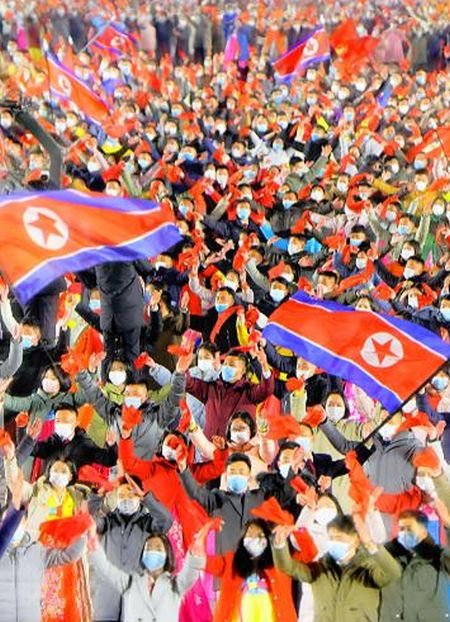 В честь Дня Звезды на Площади имени Ким Ир Сена в столице проходил вечер молодежи и учащихся и произведен салют.