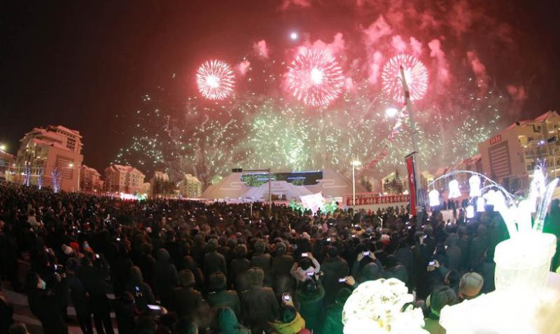 По случаю Дня Звезды запущены фейерверки также в городе Самчжиён.