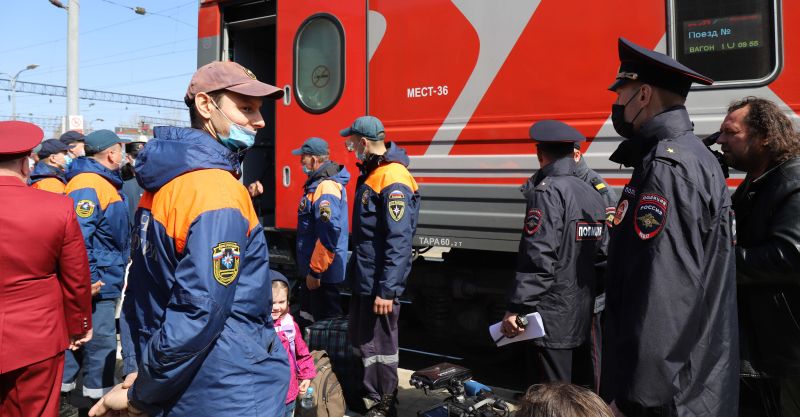 Хабаровские транспортные полицейские приняли участие во встрече первого, прибывшего в Хабаровский край поезда с беженцами