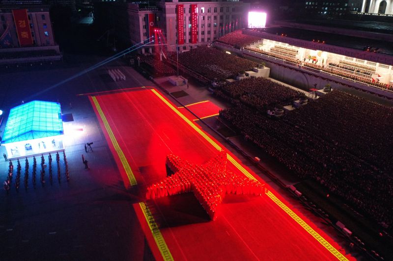 По «красному ковру», проектированному на земле Площади, вступает в ее центр ритмический строй женщин, изображающий пятиконечную звезду, которая сияла на военной фуражке антияпонских партизан