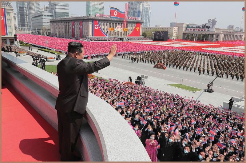 Ким Чен Ын тепло отвечает на горячее ликование масс.