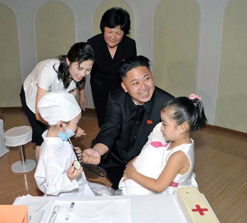 Ким Чен Ын в Кёнсанском детском саду. Июль 101 года чучхе (2012).