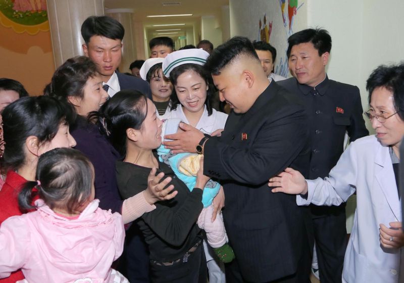 Ким Чен Ын в Детской больнице «Окрю». Март 103 года чучхе (2014).