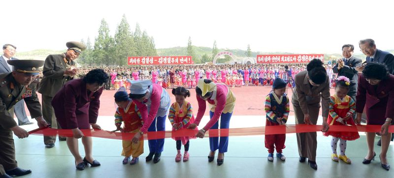 На церемонии вступления в эксплуатацию Вонсанских дома 
ребенка и детдома-сада воспитанники разрежают ленту.