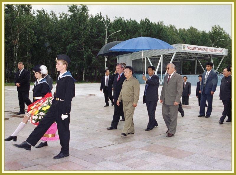 Ким Чен Ир возложил корзину цветов к Памятнику первостроителям Комсомольска-на-Амуре