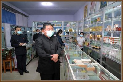 Сразу же после окончания совещания Политбюро ЦК партии уважаемый Ким Чен Ын в аптеках Пхеньяна сам ознакомляется с состоянием поставки жителям медикаментов. 15 мая 111 года чучхе (2022).