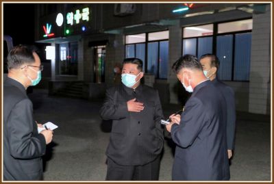 Сразу же после окончания совещания Политбюро ЦК партии уважаемый Ким Чен Ын в аптеках Пхеньяна сам ознакомляется с состоянием поставки жителям медикаментов. 15 мая 111 года чучхе (2022).