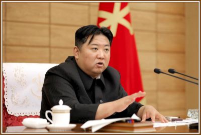 Уважаемый Ким Чен Ын руководит совещанием Политбюро ЦК ТПК. 21 мая 111 года чучхе (2022).
На совещании он остановился на необходимости с чутким рассмотрением дела найти неэффективность в государственной работе и создать момент для радикального наращивания государственной способности преодолеть создавшийся кризис.