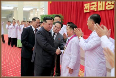 Уважаемый Ким Чен Ын встречается с руководящими, научными работниками в отраслях противоэпидемической работы и здравоохранения, внесшими свой вклад в достижение победы в максимально чрезвычайной противоэпидемической войне, и поздравляет их с успехами. 10 августа 111 года чучхе (2022).
