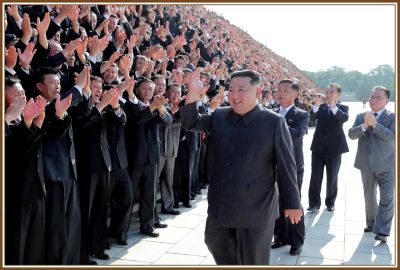 Уважаемый Ким Чен Ын фотографируется на память с участниками Общереспубликанского заседания по подведению итогов чрезвычайной противоэпидемической работы. 10 августа 111 года чучхе (2022).