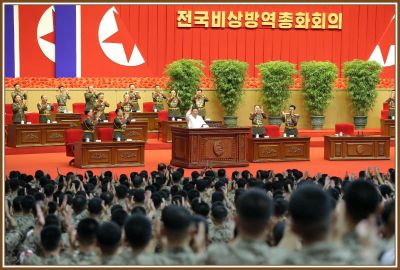 Уважаемый Ким Чен Ын выступает с многозначительной приветственной речью перед бойцами военно-медицинской службы КНА, совершившими яркие подвиги в максимально чрезвычайной противоэпидемической войне. 18 августа 111 года чучхе (2022).