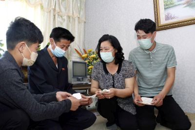Семьям жителей г. Хэчжу переданы медикаменты, с сердечностью подготовленные семьей уважаемого Ким Чен Ына.