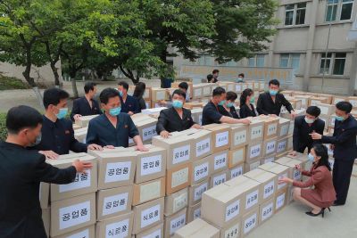 Семьям жителей провинции Южный Хванхэ переданы медикаменты и материалы помощи от работников ЦК ТПК и их семей.