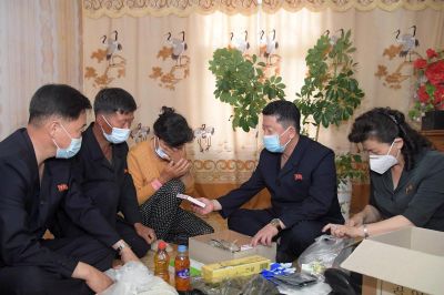 Семьям жителей провинции Южный Хванхэ переданы медикаменты и материалы помощи от работников ЦК ТПК и их семей.