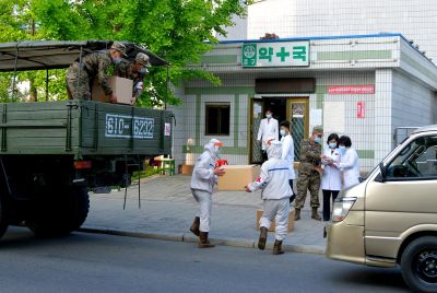 На месте бойцы военно-медицинской службы КНА немедленно принялись за дело поставки горожанам медицинских препаратов.