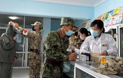На месте бойцы военно-медицинской службы КНА немедленно принялись за дело поставки горожанам медицинских препаратов.