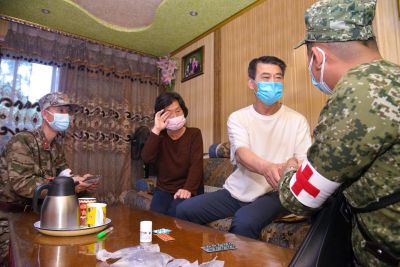 Бойцы военно-медицинской службы КНА проявляли на месте сердечную заботу о лечении больных.