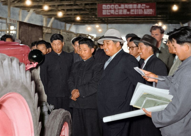 Великий Ким Ир Сен руководит на месте работой Киянского машиностроительного завода. Октябрь 47 г. чучхе (1958).