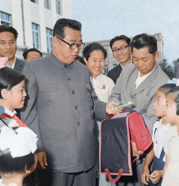 Великий Ким Ир Сен руководит на месте работой Тэдонмунской начальной школы в Пхеньяне. Сентябрь 61 г. чучхе (1972).