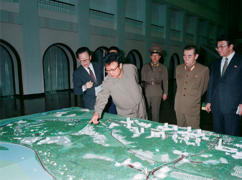 Великий Ким Чен Ир ознакомляется с макетом застройки г. Пхеньяна. Март 74 г. чучхе (1985).